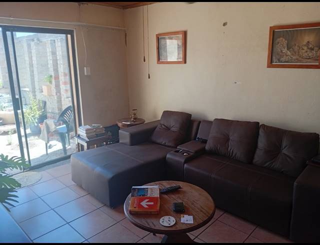 4 BEDROOM HOUSE FOR SALE IN UITENHAGE CENTRAL
